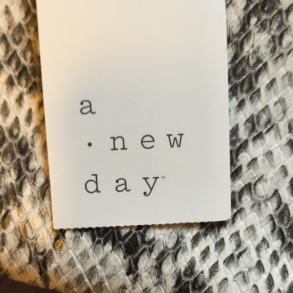 🚨🚨🚨LOW START🚨🚨🚨A New Day Python Pattern Wristlet - Cream and Black - Picture 2 of 5